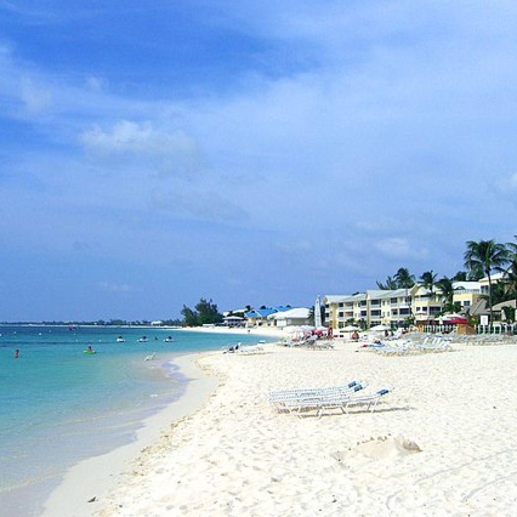640px-Resorts_on_Seven_Mile_Beach_Grand_Cayman-1.jpg