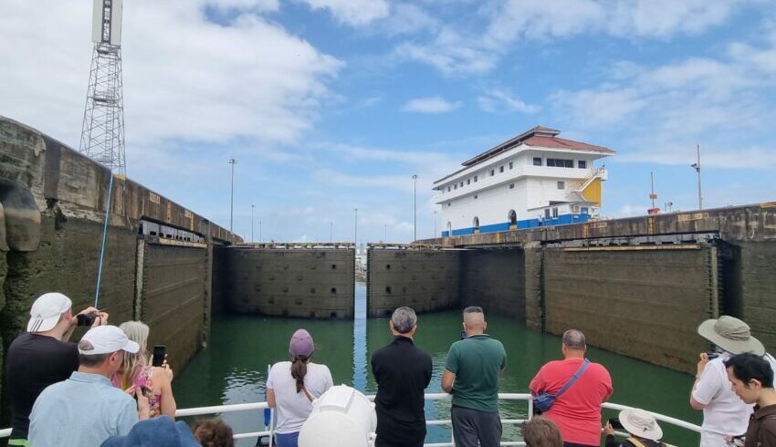 Canal Locks by Ivantours Panama Canal Tours 850x638 2