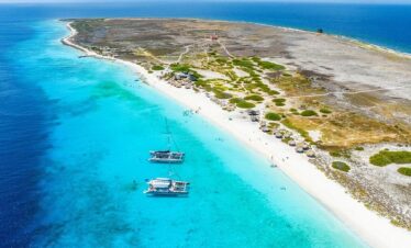 Klein Curacao Day Trip with Premium Open Bar and BBQ-Lunch