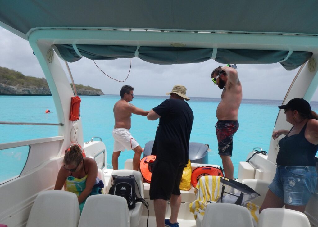 Blue Room and Beach Tour Curacao by Speedboat
