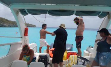 Blue Room and Beach Tour Curacao by Speedboat