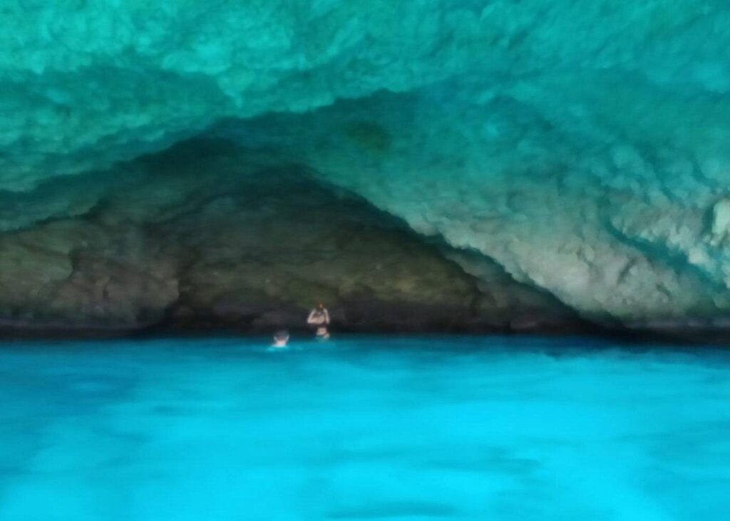 Blue Room and Beach Tour Curacao by Speedboat