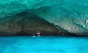 Blue Room and Beach Tour Curacao by Speedboat
