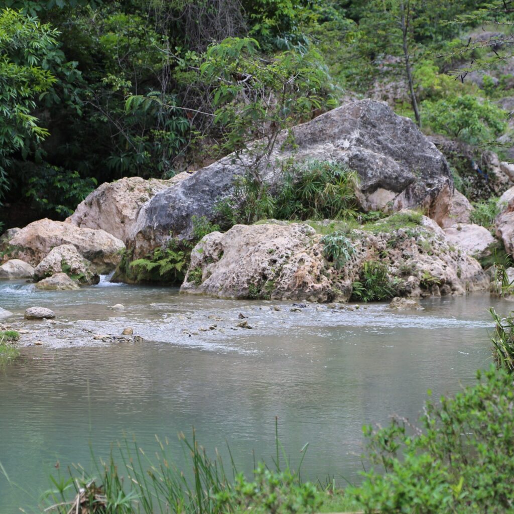 blue waterfalls bassin